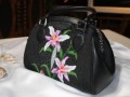 Handtasche aus Rochenleder mit beidseitigem Blumendesign